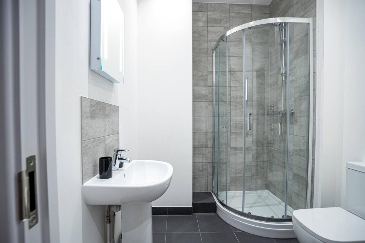 Two Bedroom - Central Peterborough Apartment - Bayard Apartments المظهر الخارجي الصورة