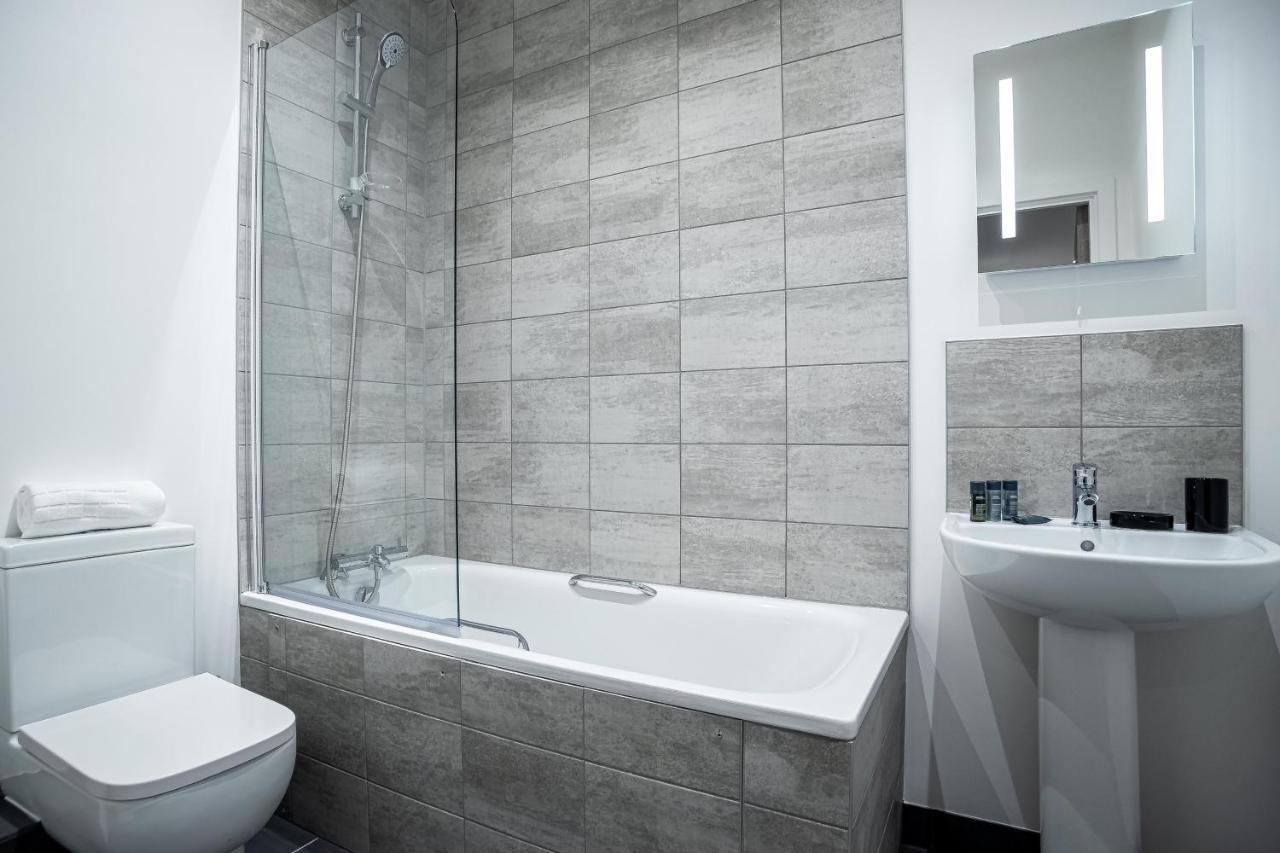 Two Bedroom - Central Peterborough Apartment - Bayard Apartments المظهر الخارجي الصورة