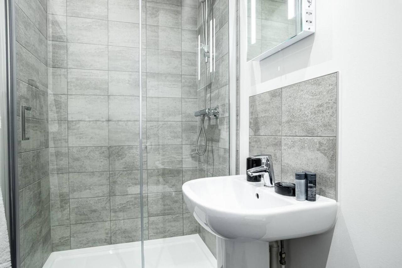 Two Bedroom - Central Peterborough Apartment - Bayard Apartments المظهر الخارجي الصورة